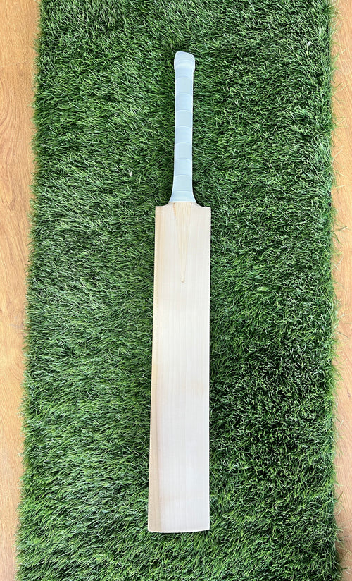 #006 Grade 1 English Willow Bat (Duckbill Profile, 1180 Grams, Round Handle)