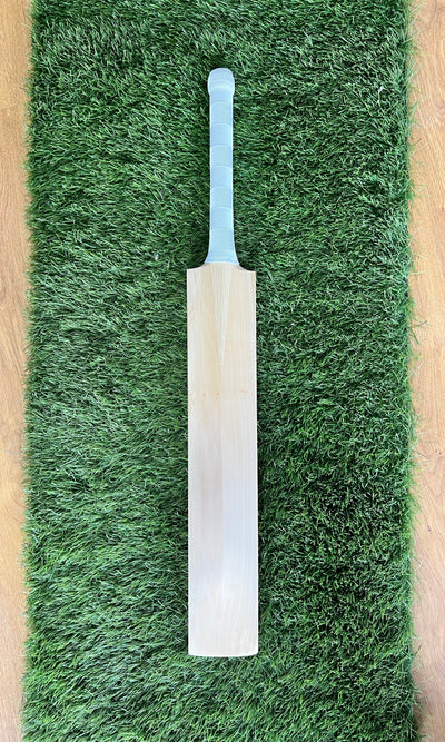 #006 Grade 1 English Willow Bat (Duckbill Profile, 1180 Grams, Round Handle)