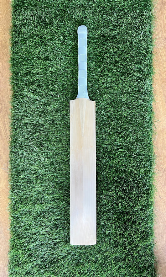 #006 Grade 1 English Willow Bat (Duckbill Profile, 1180 Grams, Round Handle)