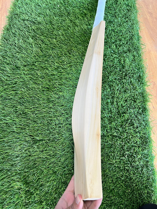 #006 Grade 1 English Willow Bat (Duckbill Profile, 1180 Grams, Round Handle)