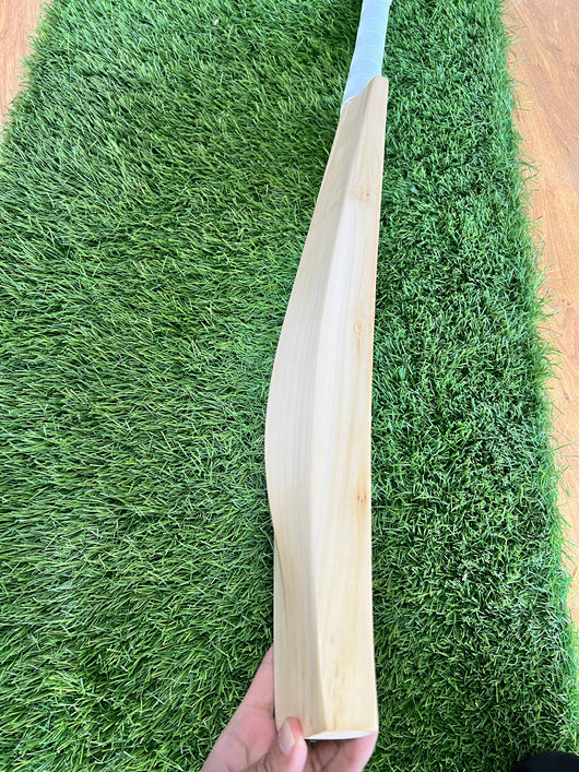 #006 Grade 1 English Willow Bat (Duckbill Profile, 1180 Grams, Round Handle)